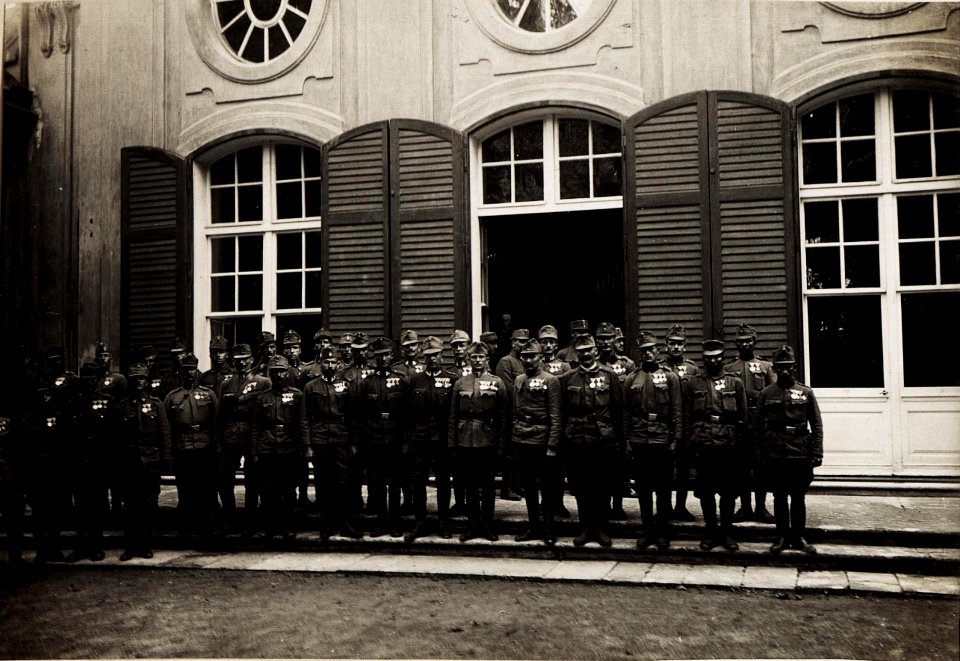 Karl I. überreicht Erzherzog Joseph das Militärverdienstkreuz I. Klasse am 24. Juni 1917, wahrscheinlich in Siebenbürgen (BildID 15566102)