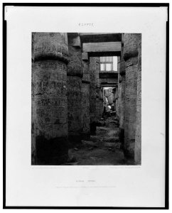 Karnak (Thèbes) - palais - salle hypostyle - fenêtre et chapiteaux des galeries latérales (i.e., vue transversale prise du point K) - FT (monogram) Félix Teynard. LCCN2001695300
