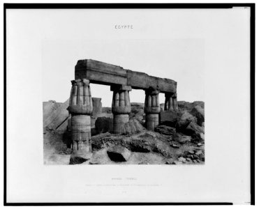 Karnak (Thèbes) - palais - partie postérieure - fragment de colonnades vu du point S - FT (monogram) Félix Teynard. LCCN2001695305