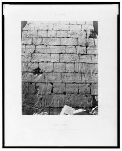 Karnak (Thèbes) - palais - salle hypostyle - decoration de la paroi intérieure au point L - Félix Teynard. LCCN2001695301