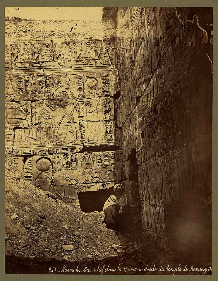 Karnak. Bas-relief dans la 2e courà droite du temple de Ramesses III - Bonfils. LCCN2004666807