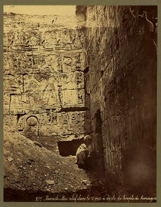 Karnak. Bas-relief dans la 2e courà droite du temple de Ramesses III - Bonfils. LCCN2004666807