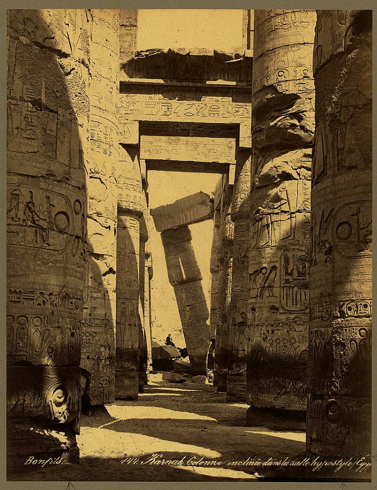 Karnak. Colonne inclinée dans la salle hypostyle (Égypte) - Bonfils. LCCN2004667894