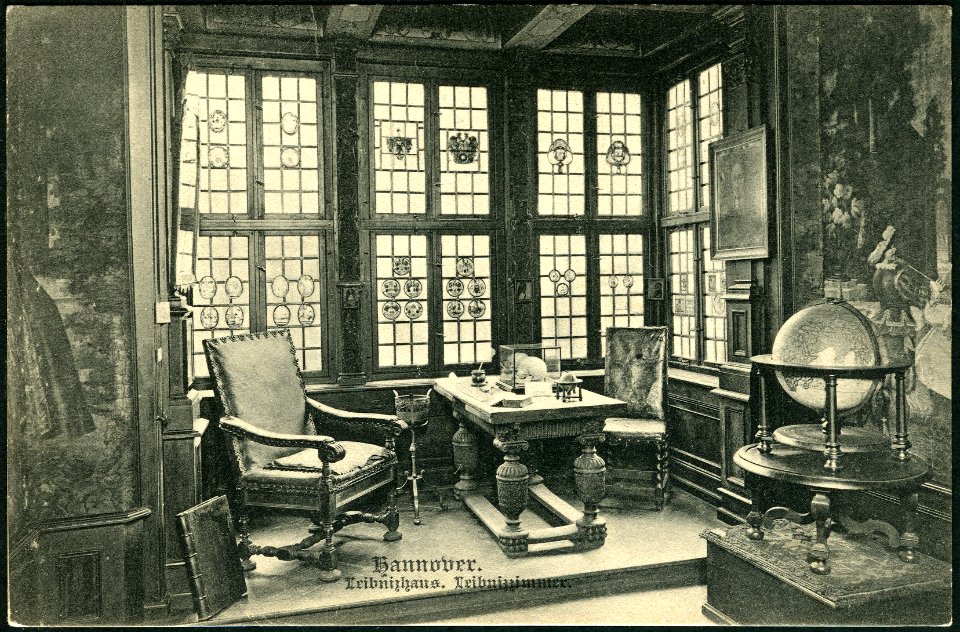 Karl F. Wunder PC 1083 Hannover. Leibnizhaus. Leibnizzimmer. Bildseite mit Mobiliar im Erker, Bleiglasfenstern, (Wand-)Gemälden, Globus, Schädel, Schreibfeder, Buch