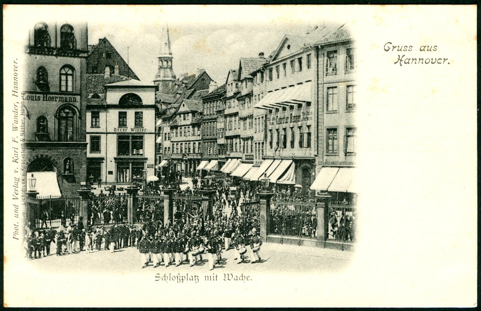 Karl F. Wunder PC Gruss aus Hannover. Schloßplatz mit Wache. Bildseite Blick vom Leineschloss zum Holzmarkt Louis Heermann Oscar Winter Gebrüder Bengen Kapelle Pickelhaube Knackstedt & Näther