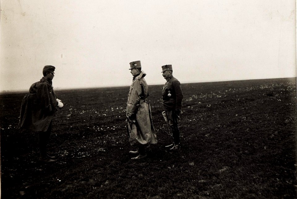 Karl I. beobachtet die Fortschritte der Gegenoffensive in Galizien, die von Mitte Juli bis Anfang August andauerte. Hier ist er am 23. Juli im Frontgebiet unterwegs. (BildID 15566403)