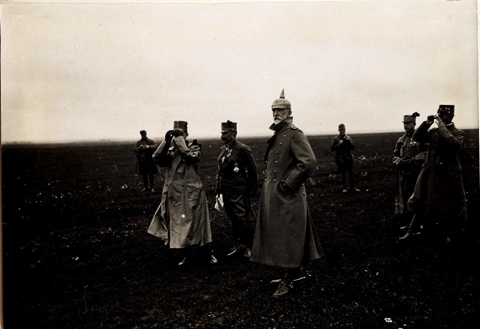 Karl I. beobachtet die Fortschritte der Gegenoffensive in Galizien, die von Mitte Juli bis Anfang August andauerte. Hier ist er am 23. Juli mit dem Oberbefehlshaber der deutschen Südarmee General Feli (BildID 15566368)