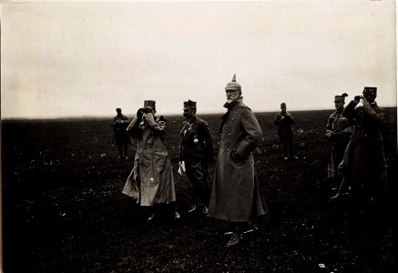 Karl I. beobachtet die Fortschritte der Gegenoffensive in Galizien, die von Mitte Juli bis Anfang August andauerte. Hier ist er am 23. Juli mit dem Oberbefehlshaber der deutschen Südarmee General Feli (BildID 15566368)