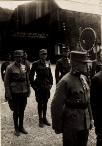 Karl I. bereiste am 26.6.1917 Südtirol. Hier ist er auf dem Feldflugahfen bei Pergine (BildID 15565857)