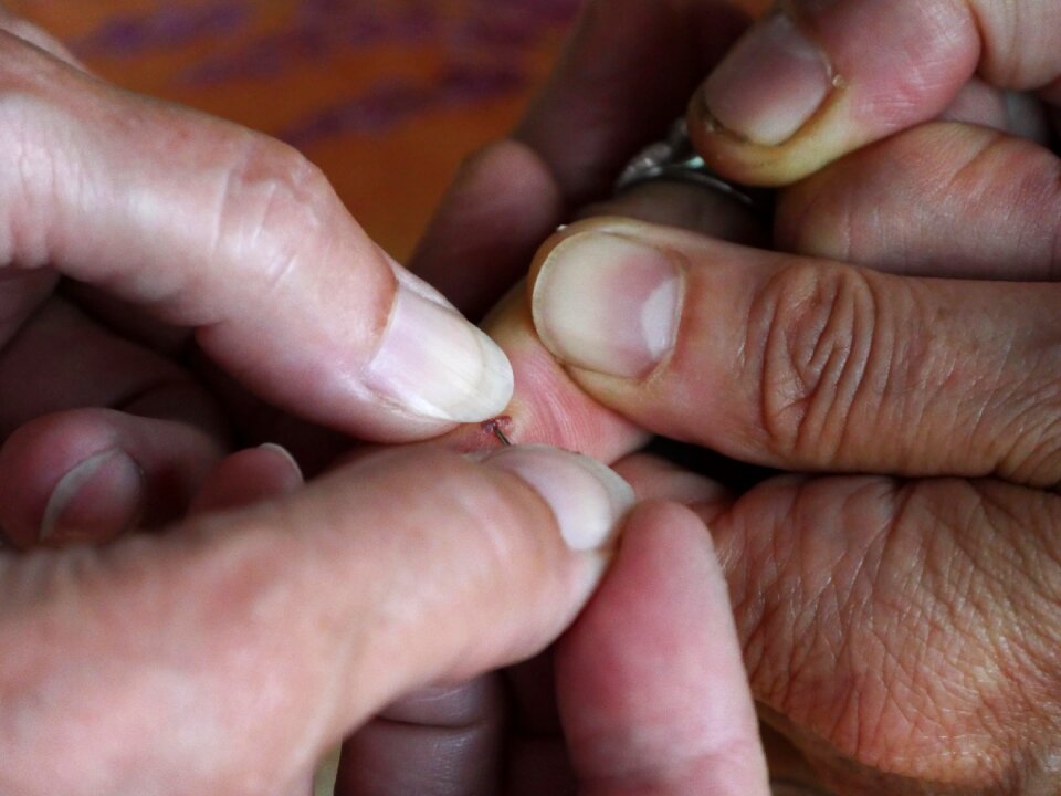 Sting finger needle
