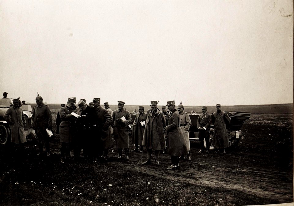 Karl I. beobachtet die Fortschritte der Gegenoffensive in Galizien, die von Mitte Juli bis Anfang August andauerte. Hier ist er am 23. Juli im Frontgebiet unterwegs. (BildID 15566389)