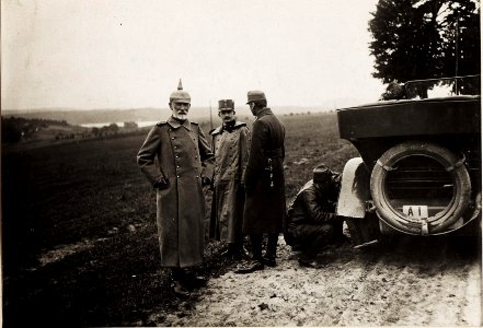 Karl I. beobachtet die Fortschritte der Gegenoffensive in Galizien, die von Mitte Juli bis Anfang August andauerte. Hier ist er am 23. Juli mit dem Oberbefehlshaber der deutschen Südarmee General Feli (BildID 15566354)