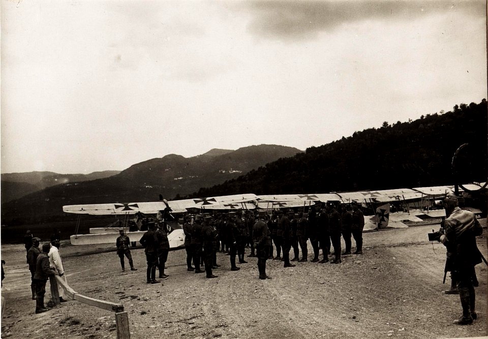 Karl I. bereiste am 26.6.1917 Südtirol. Hier ist er auf dem Feldflugahfen bei Pergine (BildID 15565843)
