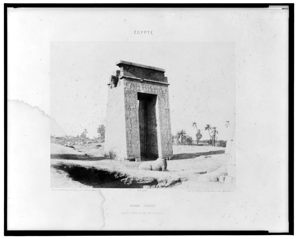 Karnak (Thèbes) - grande porte du sud vue du point C - Félix Teynard. LCCN2001695290