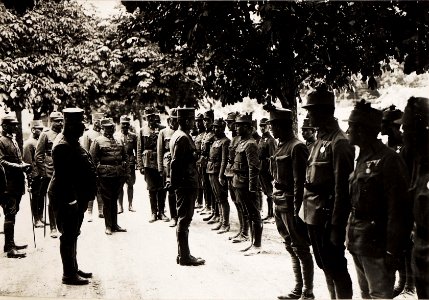 Karl I. besucht am 26.6.1917 die Front in Südtirol. Hier macht er Station in Levico (BildID 15565821)
