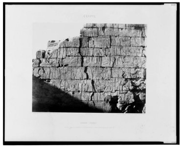 Karnak (Thèbes) - palais - salle hypostyle - decoration de la paroi intérieure au point M - Félix Teynard. LCCN2001695302