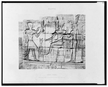 Karnak (Thèbes) - édifice en ruines - sculptures de la paroi intérieure, en U - Félix Teynard. LCCN2001695306