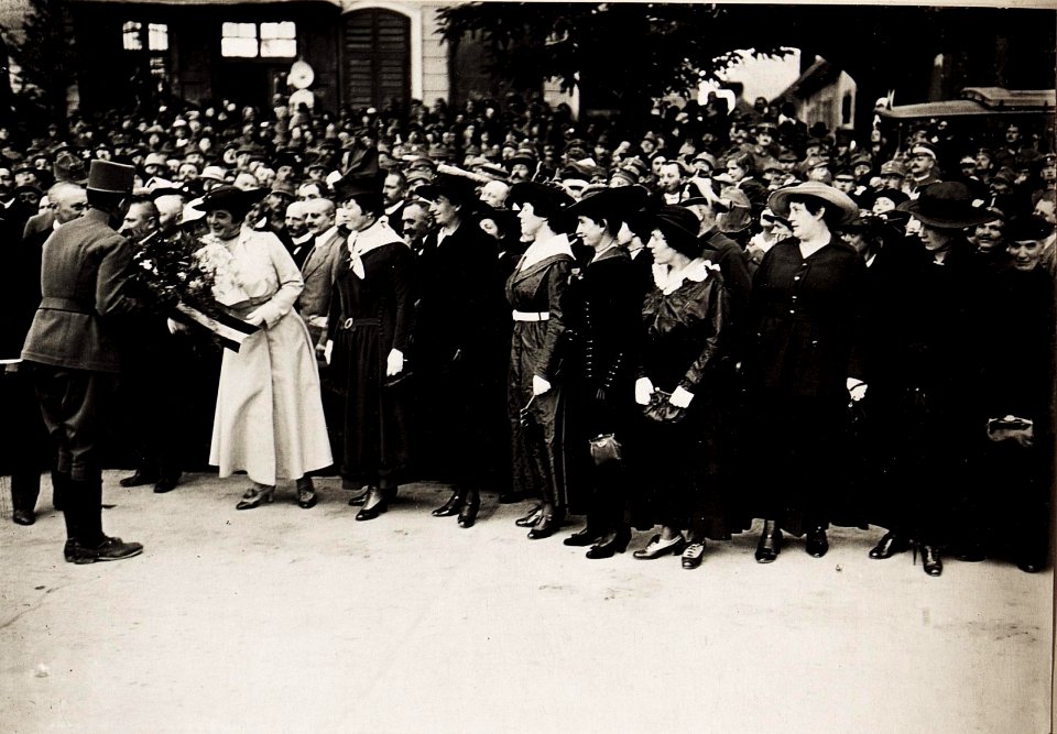Karl I. besuchte vom 14.6.1917 bis 18.6.1917 mehrere Stationen an der Südostfront, hier erwartet ihn die Bevölkerung in Csik Viesarhely (BildID 15565625)