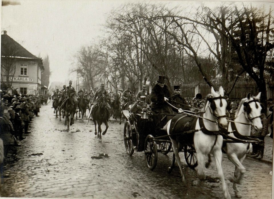 Karl I. in Brandeis, anlässlich seines Besuches des Lothringer Dragonerregiments am 26. März 1917 (BildID 15551575)