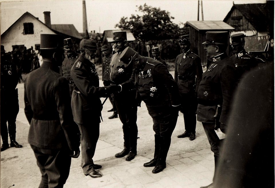 Karl I. in Galizien während der Gegenoffensive, die von Mitte Juli 1917 bis Anfang August andauerte. Gemeinsam mit dem Oberbefehlshaber Ost Prinz Leopold von Bayern (BildID 15566312)