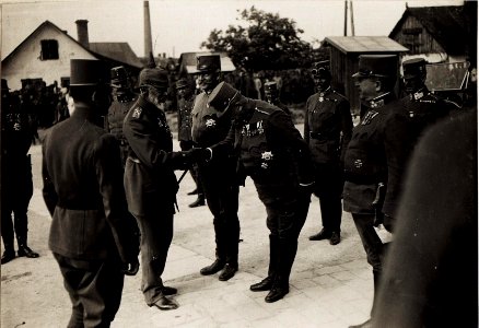 Karl I. in Galizien während der Gegenoffensive, die von Mitte Juli 1917 bis Anfang August andauerte. Gemeinsam mit dem Oberbefehlshaber Ost Prinz Leopold von Bayern (BildID 15566312)