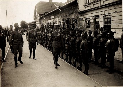 Karl I. in Galizien während der Gegenoffensive, die von Mitte Juli 1917 bis Anfang August andauerte. Hier trifft er am 22. Juli in Busk ein. Gemeinsam mit dem Generalobersten Böhm Ermolli schreitet K (BildID 15566284)