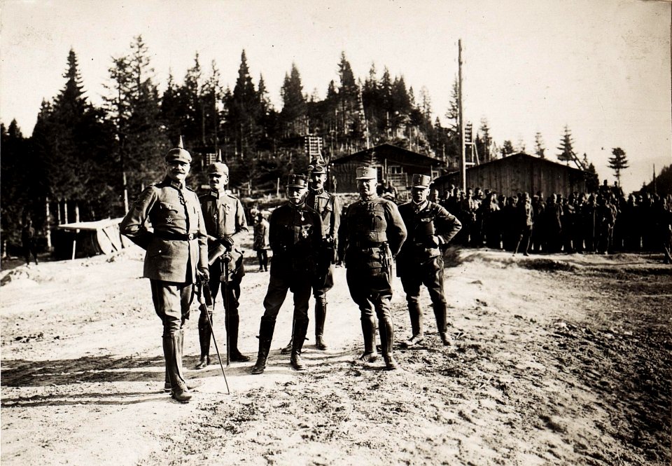 Karl I. während seines Besuchs in Südtirol am 26.6.1917 (BildID 15565786)