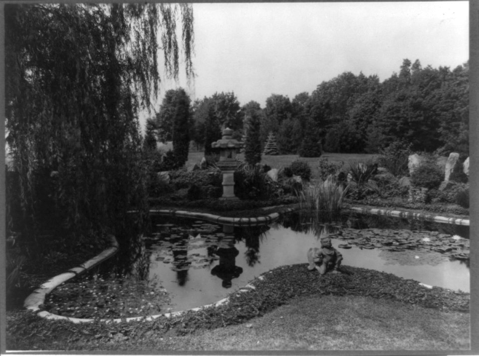 Katonah, Westchester County, New York, 1921. Lily pond and statuary in the formal gardens at Katonah, the home of Mrs. Charles Mayer LCCN92504840