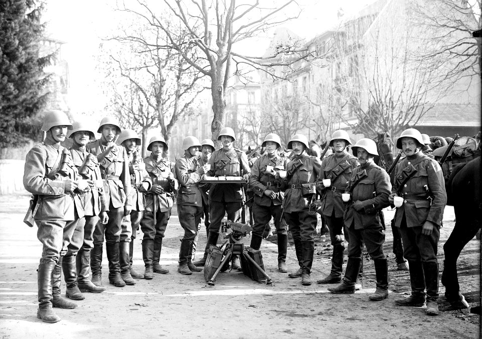 Kavallerie Mitrailleuren mit Maschinengewehr - CH-BAR - 3241485
