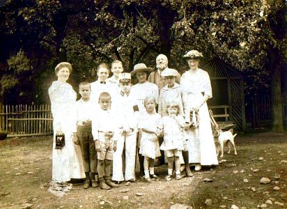 Karl von Rolsberg während des Krieges - mit Frauen und Kindern um 1915