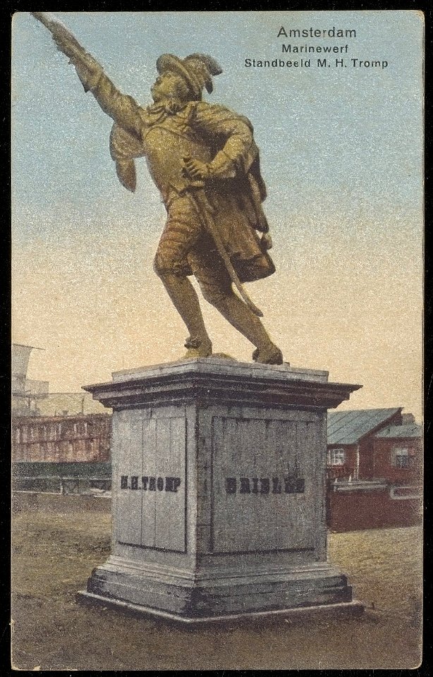 Kattenburgergracht 7, het standbeeld van Maarten Harpenszoon Tromp op de Marinewerf. Uitgave de Bijenkorf, Afb ANWU01803000001