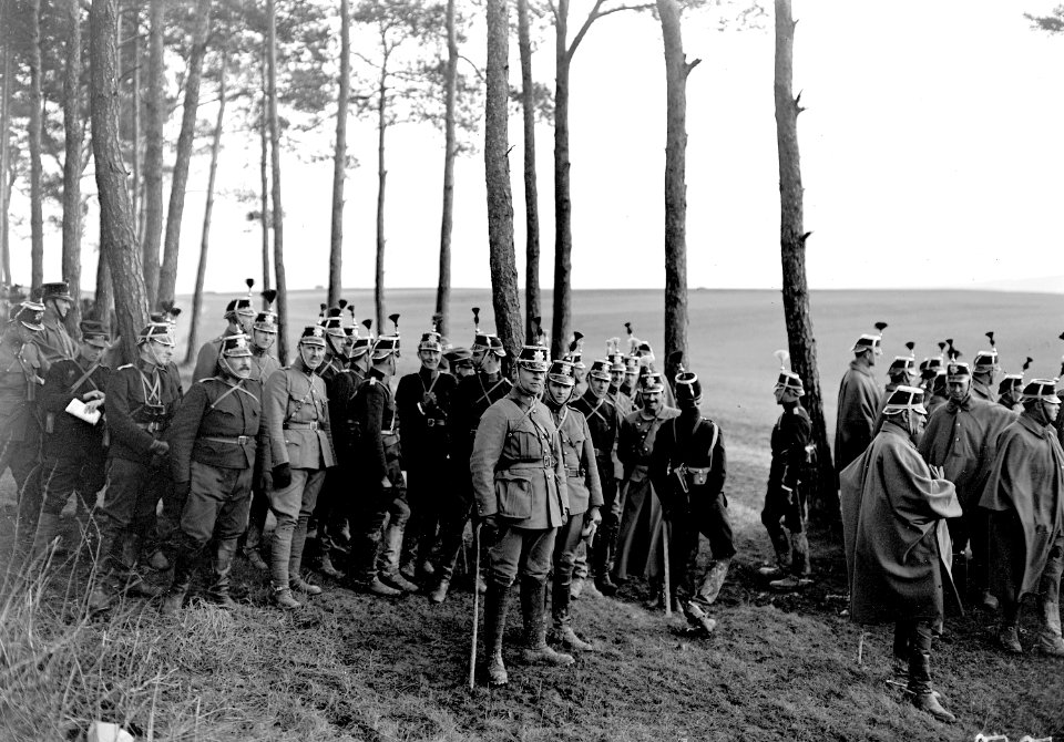Kavallerie Offiziere vor der Uebungsbesprechung in der Ajoie - CH-BAR - 3241078