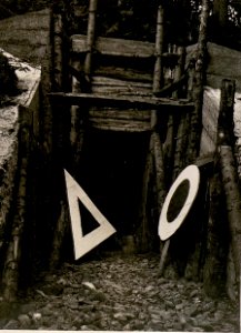 Kaverneneingang in der Guggstellung davor Signalscheiben für die Artillerie. (3-7.1917.) (BildID 15800056)