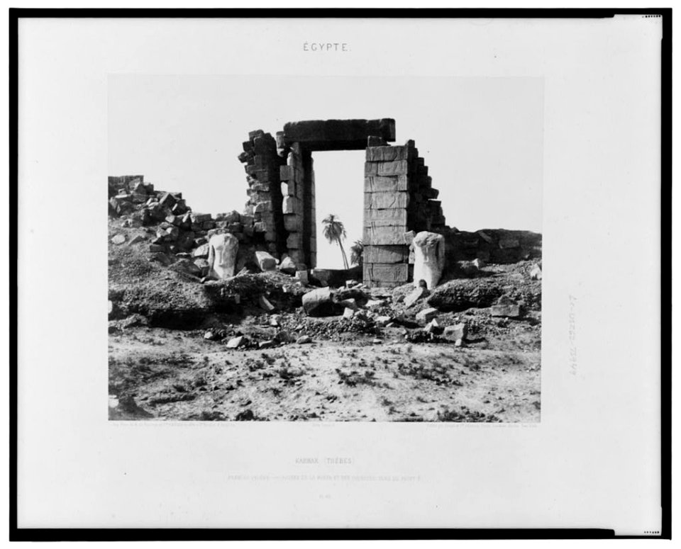 Karnak (Thèbes) - premier pylône - ruines de la porte et des colosses, vues du point E - Félix Teynard. LCCN2001695309