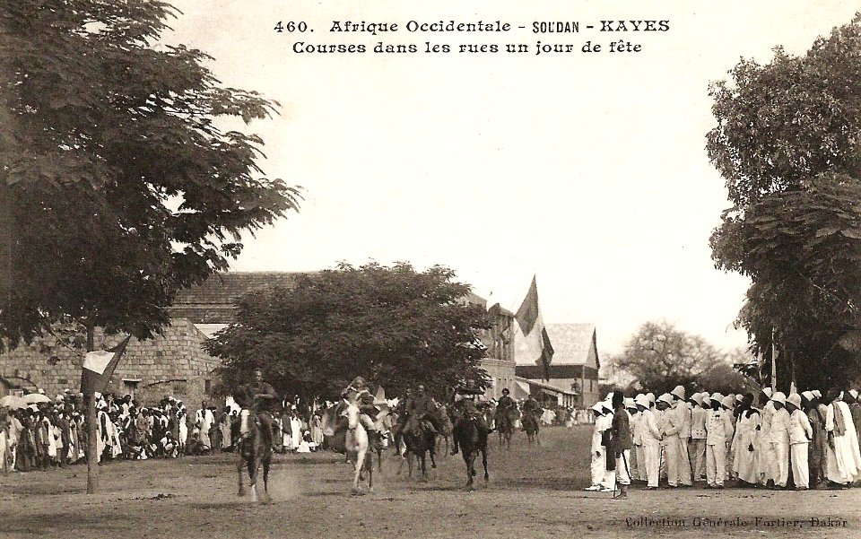 Kayes-Courses dans les rues un jour de fête (AOF)