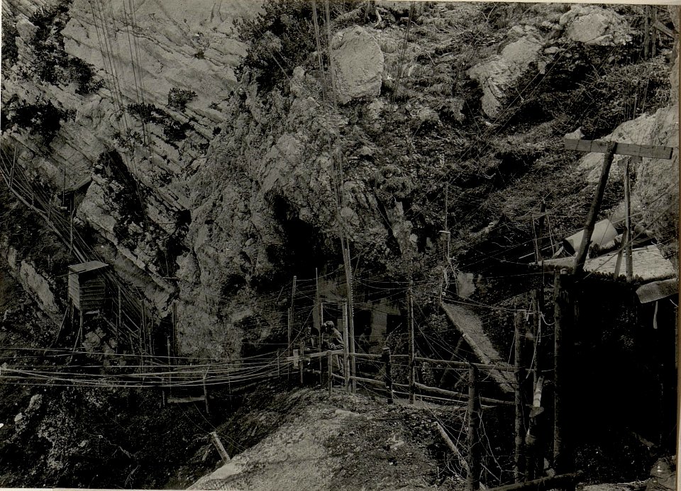 Kaverne am Cima Absturz. Aufgenommen im Mai 1916. (BildID 15533888)