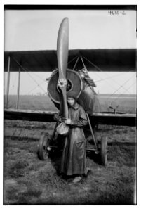 Katherine Stinson with her biplane LCCN2014707108