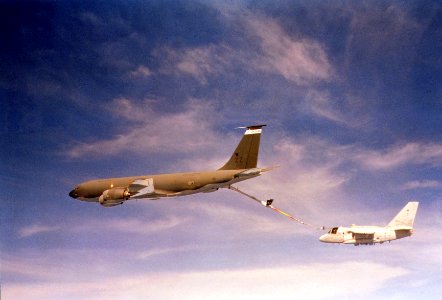 KC-135R refueling ES-3A