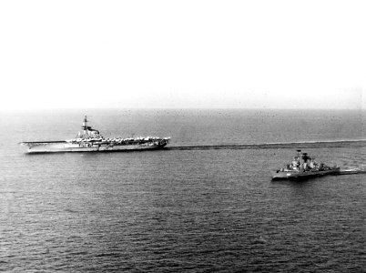 Kashin-class destroyer passes close by USS Franklin D. Roosevelt (CVA-42) in the Mediterranean Sea on 25 September 1967 (USN 1126695)
