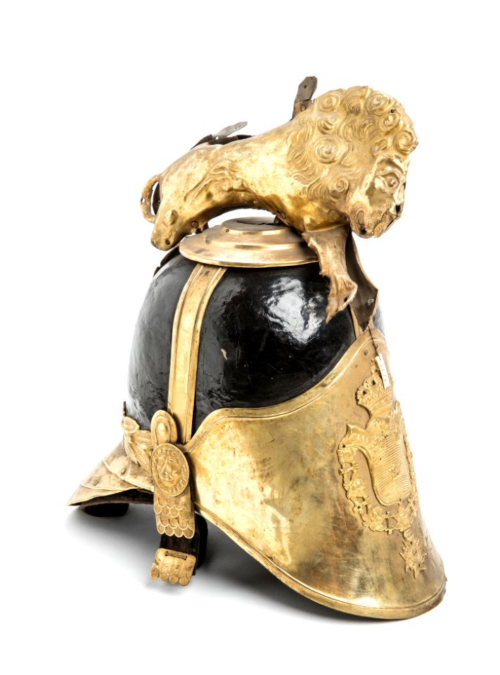 Kask från Livdrabantkåren av svartlackerat läder med lejon som kam - Livrustkammaren - 106342