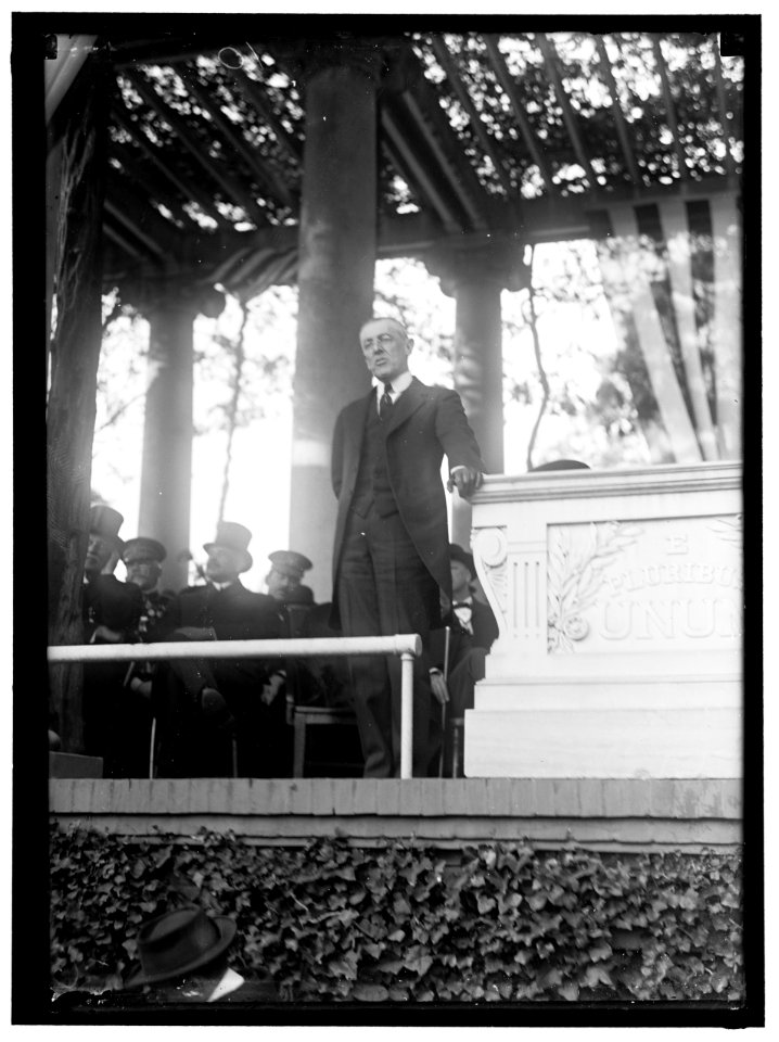 KEARNEY, PHILIP. MAJ., U.S.A. STATUE OF KEARNEY IN ARLINGTON, DEDICATED IN 1914. WILSON SPEAKING LCCN2016865951