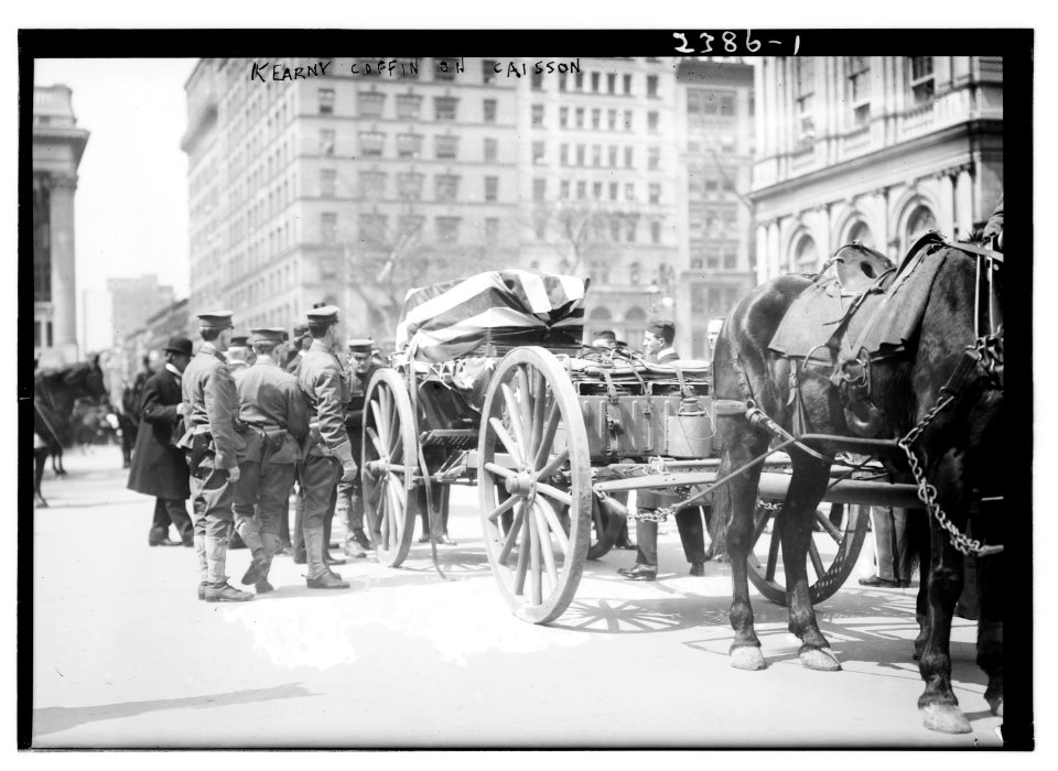 Kearny coffin on caisson LCCN2014690282