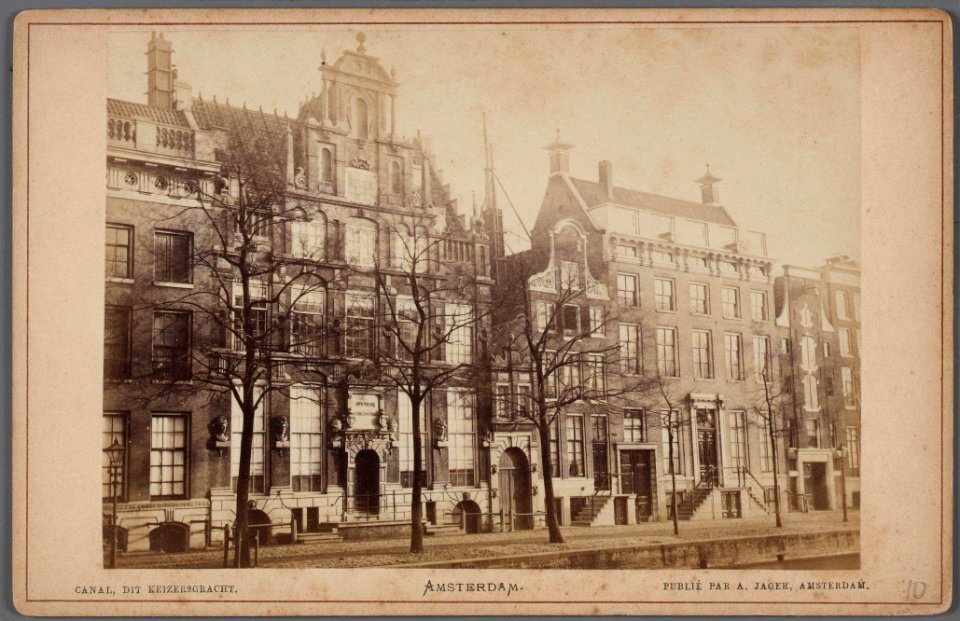 Keizersgracht 121-129. Gezicht op het Huis met de Hoofden waarin van 1869 tot 1901 de Openbare Handelsschool was gevestigd