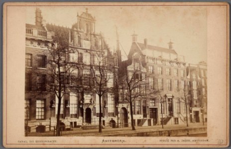 Keizersgracht 121-129. Gezicht op het Huis met de Hoofden waarin van 1869 tot 1901 de Openbare Handelsschool was gevestigd