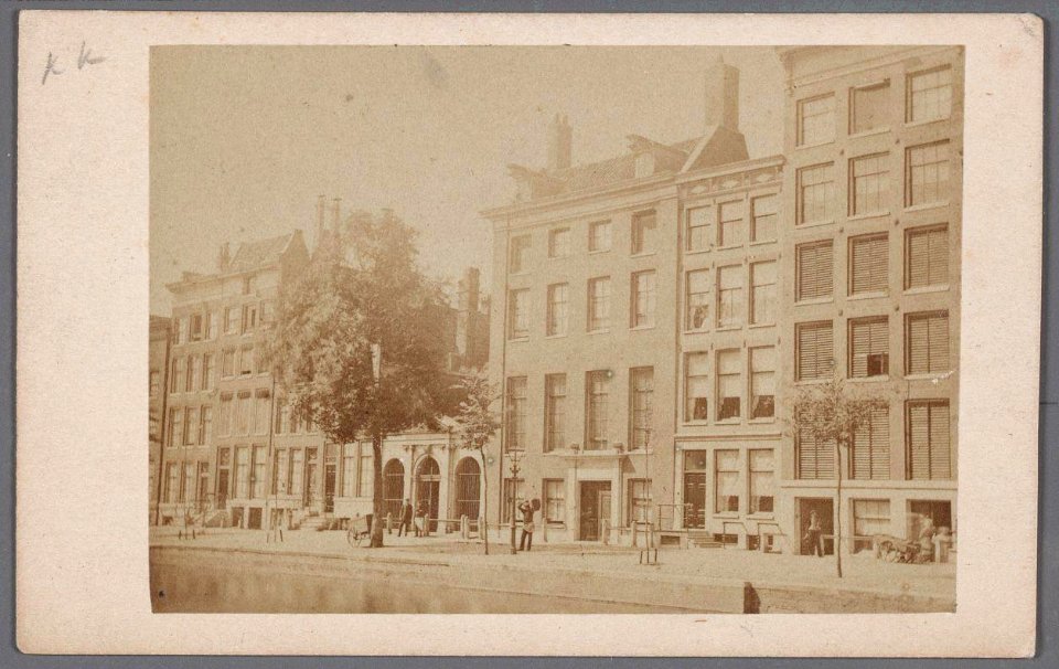 Keizersgracht 378-392 (v.r.n.l.). In het midden op nummer 384 het poortje van het rooms-katholiek Oude Armen kantoor