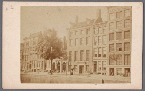 Keizersgracht 378-392 (v.r.n.l.). In het midden op nummer 384 het poortje van het rooms-katholiek Oude Armen kantoor