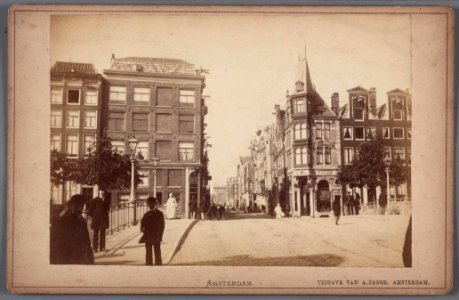 Keizersgracht 504-510 (van rechts naar links) met de ingang van de Leidsestraat, gezien in de richting van het Leidseplein