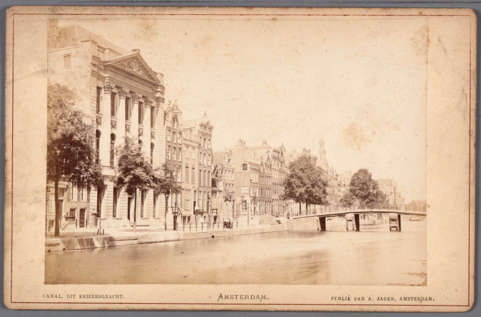 Keizersgracht gezien naar de Westermarkt, met links op nummer 324 Felix Meritis. Keizersgracht 316 wordt verbouwd