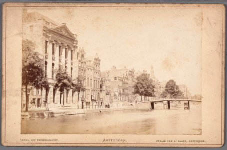 Keizersgracht gezien naar de Westermarkt, met links op nummer 324 Felix Meritis. Keizersgracht 316 wordt verbouwd