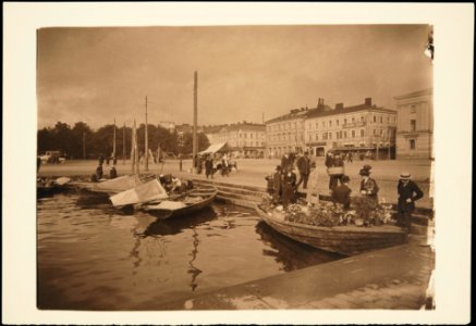 Kauppatori, Kolera-allas, kukkien myyntiä veneestä - G16099 - hkm.HKMS000005-km0000m88t